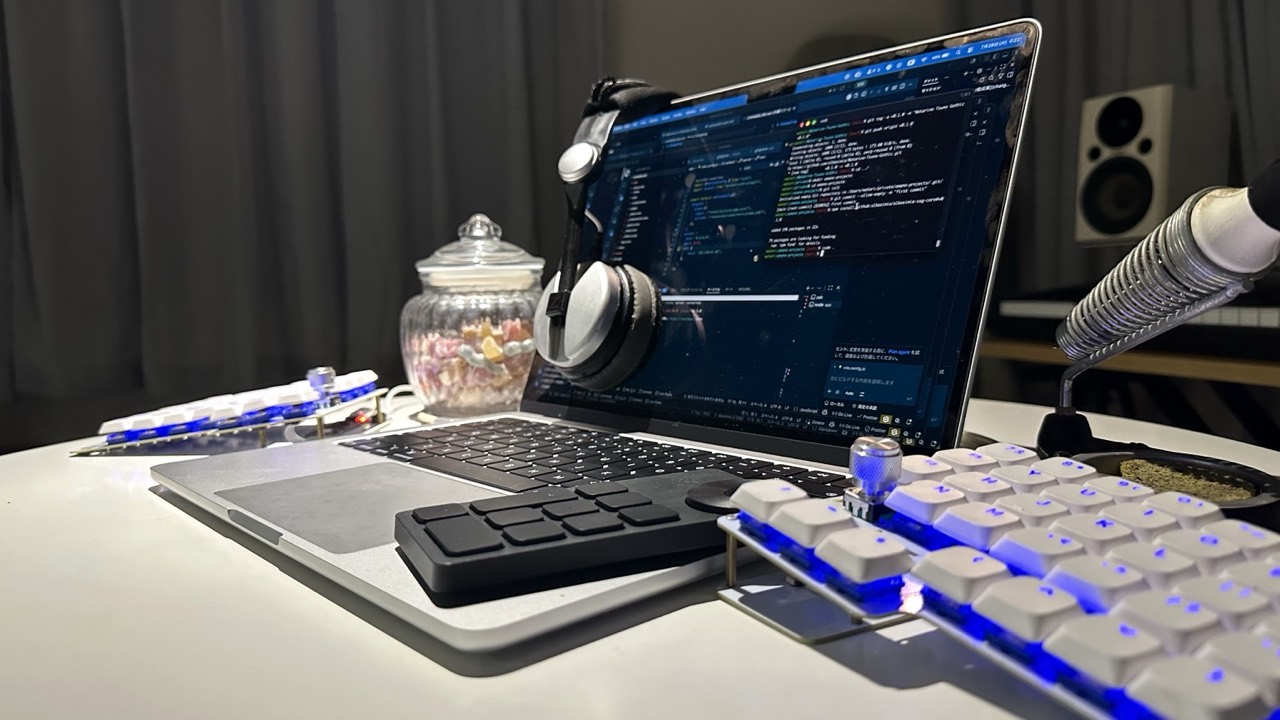 MacBook、自作キーボード、ACK05、ヘッドフォン、はんだごてが置かれた制作環境